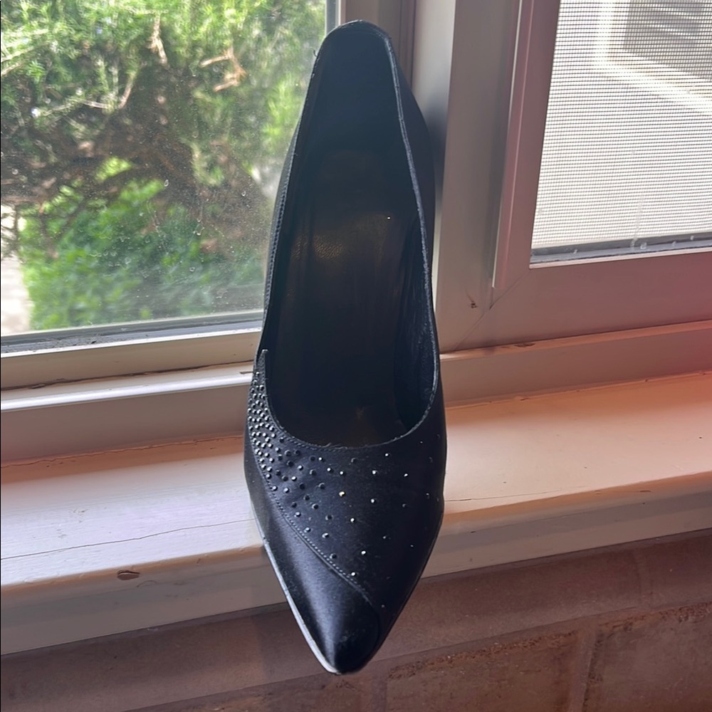 Elegant Black Richard Tyler satin Pumps